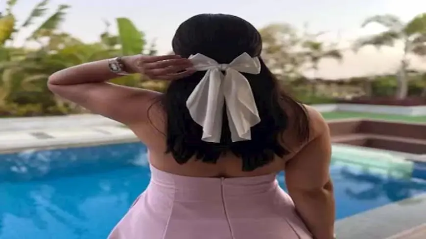 بوسي تظهر بفستان قصير أمام حمام السباحة.. والجمهور يعلق (صور)