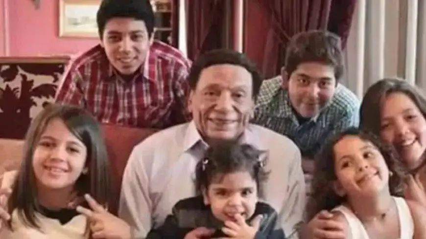 بعد ظهوره مع أكرم السعدني.. 20 صورة للزعيم عادل إمام مع عائلته