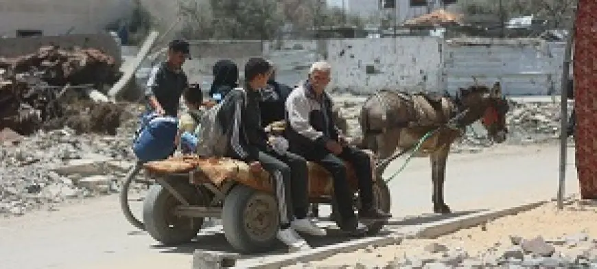 نزوح متزايد من مدينة غزة ونعرض شاحنات مساعدات محملة بحليب أطفال للنهب