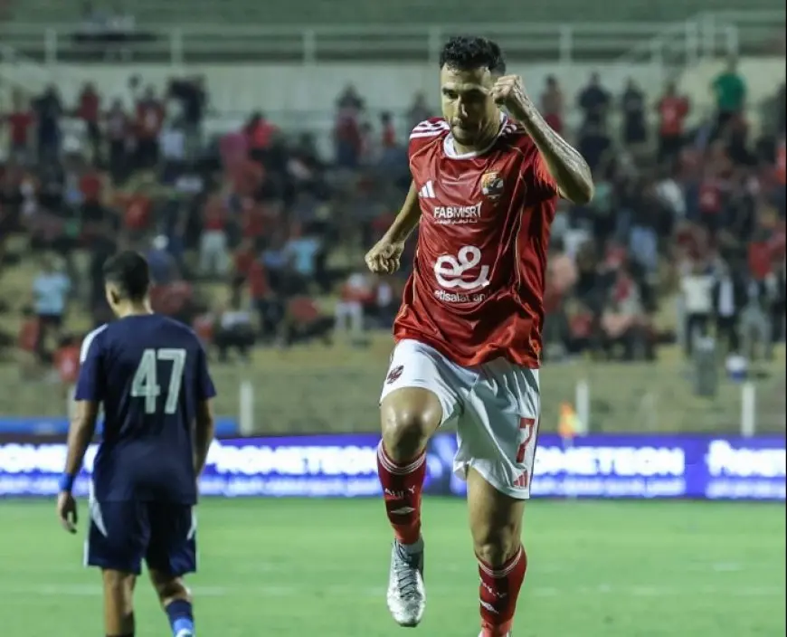 تريزيجيه يحتفل بجائزة رجل المباراة مع جماهير الأهلي.. ويهديهم قميصه