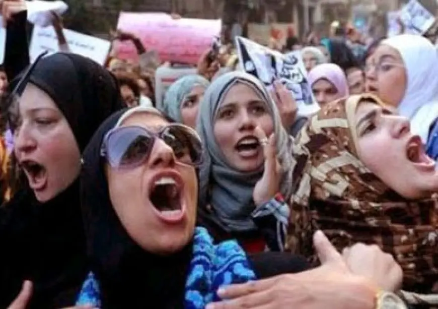 اليمن.. مظاهرة نسوية وإضراب لعمال النظافة تنديدا باغتيال مسئولة في تعز