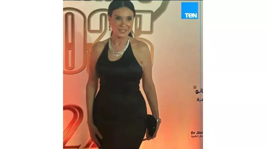 فستان بظهر مكشوف.. دينا تخطف الأنظار على ريد كاربت حفل دير جيست 2025