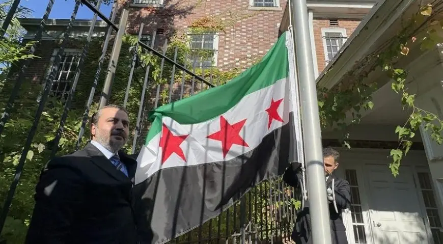 الشيباني يرفع العلم السوري على سفارة دمشق لدى واشنطن