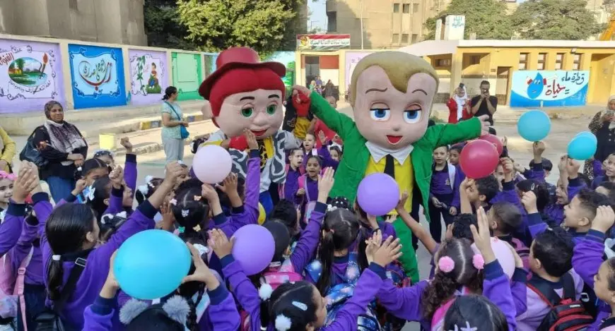 المدارس تستقبل الطلاب بالاحتفالات والبلالين في أول ايام العام الدراسي الجديد