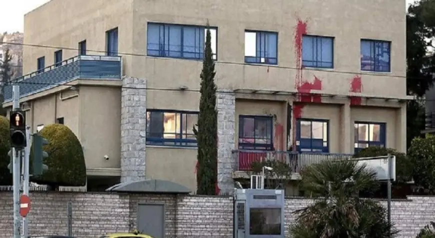 مؤيدون لفلسطين يسكبون طلاء أحمر على فندق لمستثمرين إسرائيليين بأثينا