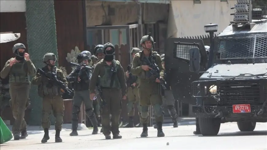 جيش الاحتلال الإسرائيلي يقتحم مناطق فلسطينية في الضفة.. ويداهم منازل ومواقع أثرية