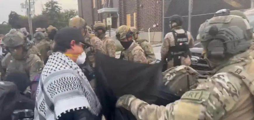 احتجاجات ضد وكالة الهجرة تتحول لمواجهات واعتقالات.. ماذا يجري في شيكاغو؟