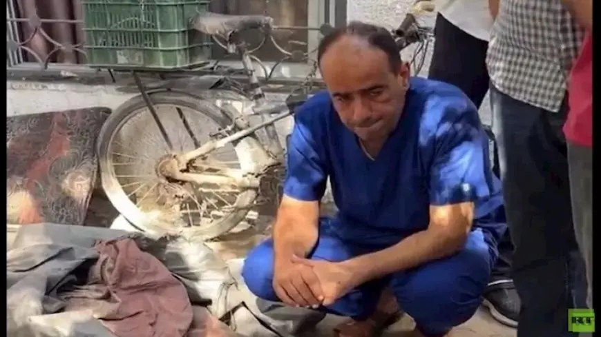 مشهد لا يُوصف.. مدير مستشفى غزة يستقبل 6 أفراد من عائلته أثناء تأدية عمله