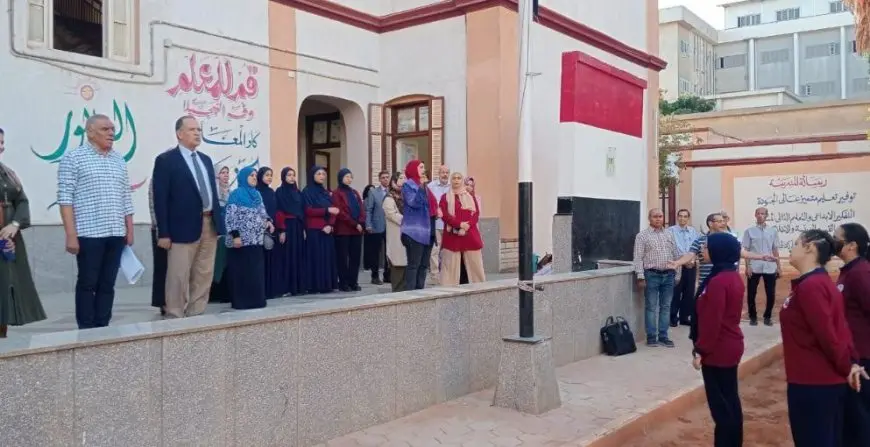 وكيل وزارة التعليم بأسيوط يحضر طابور الصباح وتحية العلم للاطمئنان على انتظام الدراسة