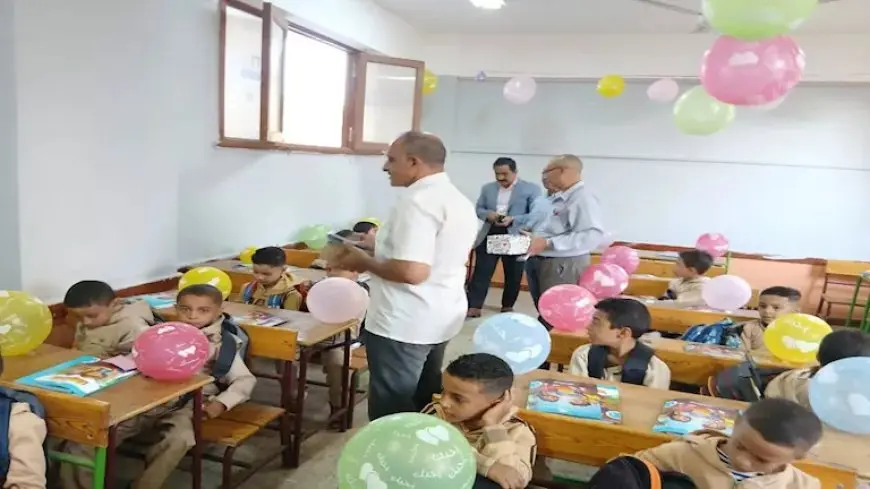 بهجة وألوان.. هدايا وبالونات ترحب بالطلاب في أول أيام الدراسة ببني سويف