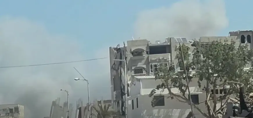 الاحتلال يستهدف بناية سكنية بمخيم الشاطئ غرب مدينة غزة