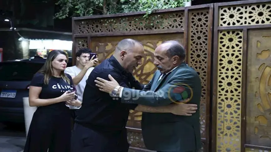 توافد نجوم الفن.. أحمد صيام يستقبل المعزين في وفاة شقيقته