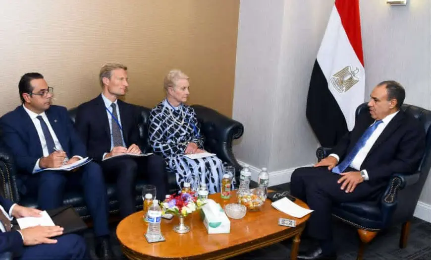 وزير الخارجية يبحث مع مديرة برنامج الغذاء العالمي الأمن الغذائي وجهود الإغاثة في غزة