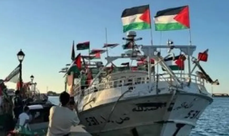 طائرات مسيّرة تحلق فوق سفينة بأسطول الصمود