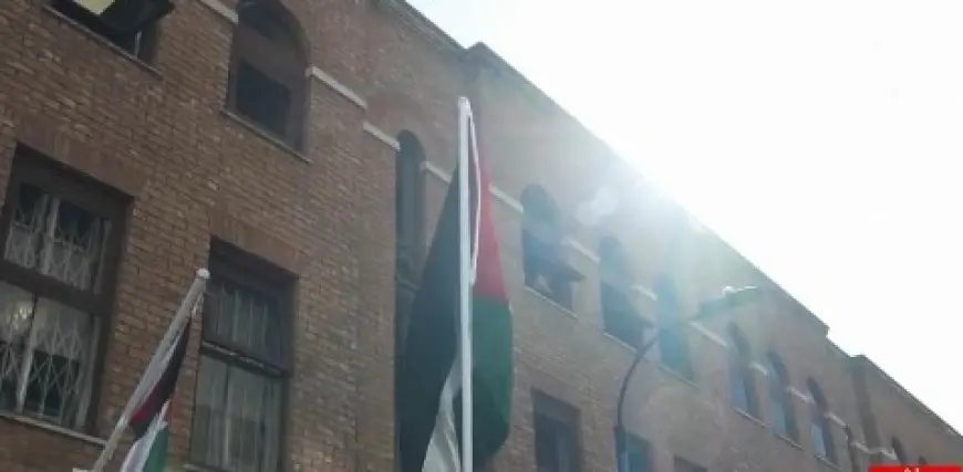 رفع علم فلسطين على مبنى البعثة الفلسطينية في لندن