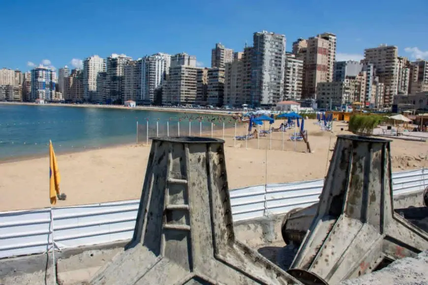 بطول كيلو مترين.. وزير الري يتفقد أعمال حماية ساحل الإسكندرية