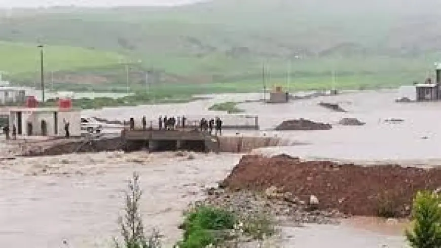 مياه الفيضانات تغمر طرق عديدة في شمال إيطاليا