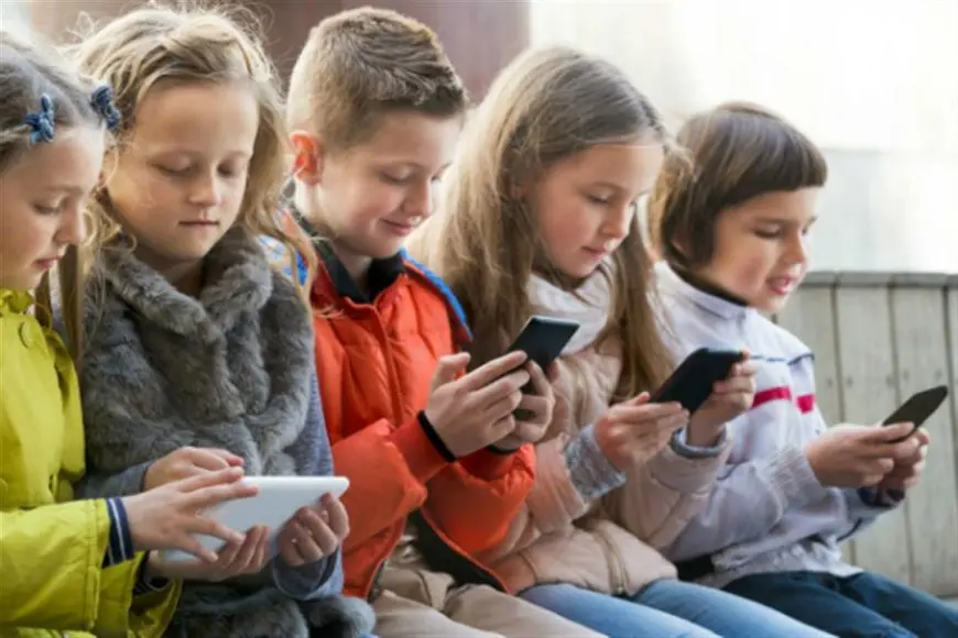 هل السهر على الهاتف المحمول يتسبب في بالإصابة بـ إدمان الهواتف الذكية؟