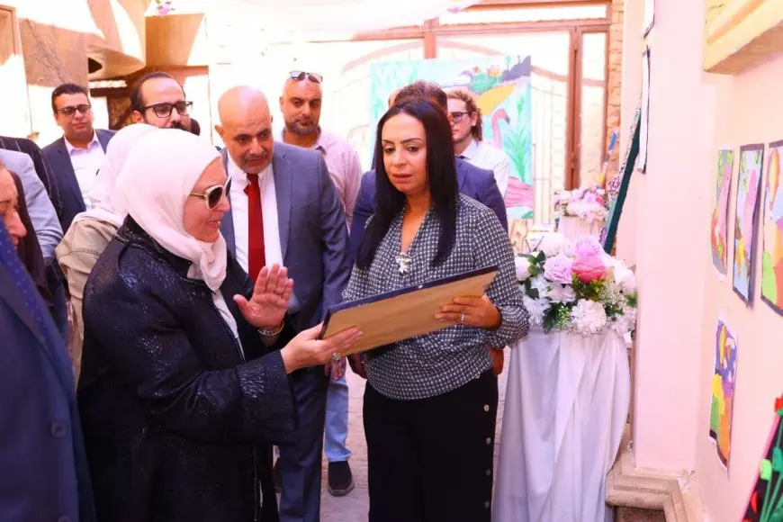 وزيرة التضامن تتفقد أكاديمية ألزهايمر ووحدة “الرعاية عن بعد”.. وتفتتح معرضا فنيا لإبداعات كبار السن