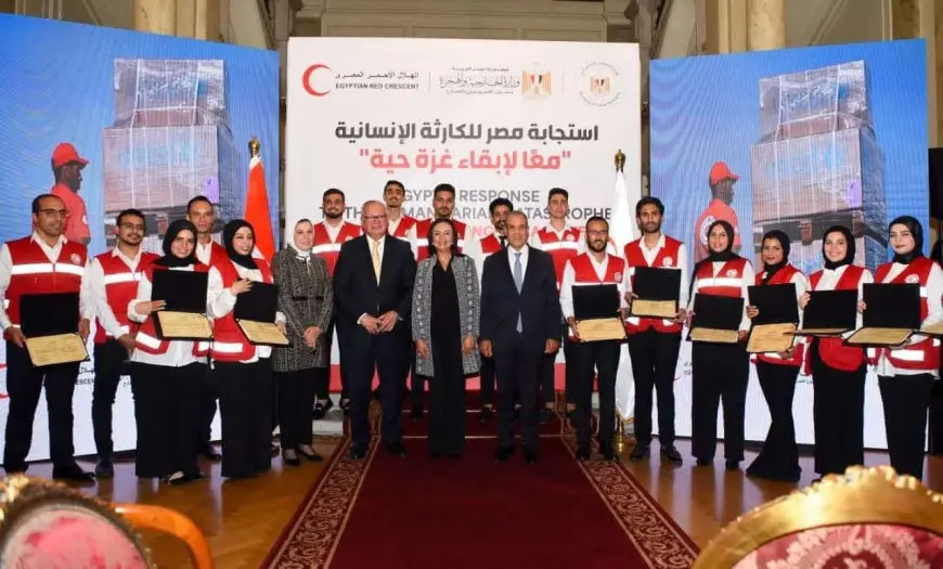 وزيرا الخارجية والتضامن يكرمان الهلال الأحمر المصري لجهوده الإنسانية