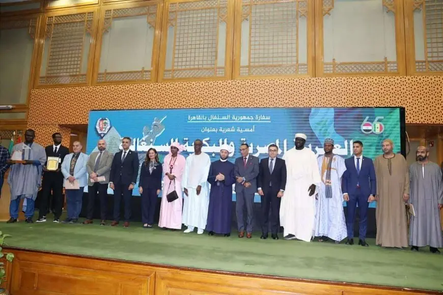 سفارة السنغال بالقاهرة تهدي وزير الأوقاف العدد الأول من مجلتها الصادرة بالعربية