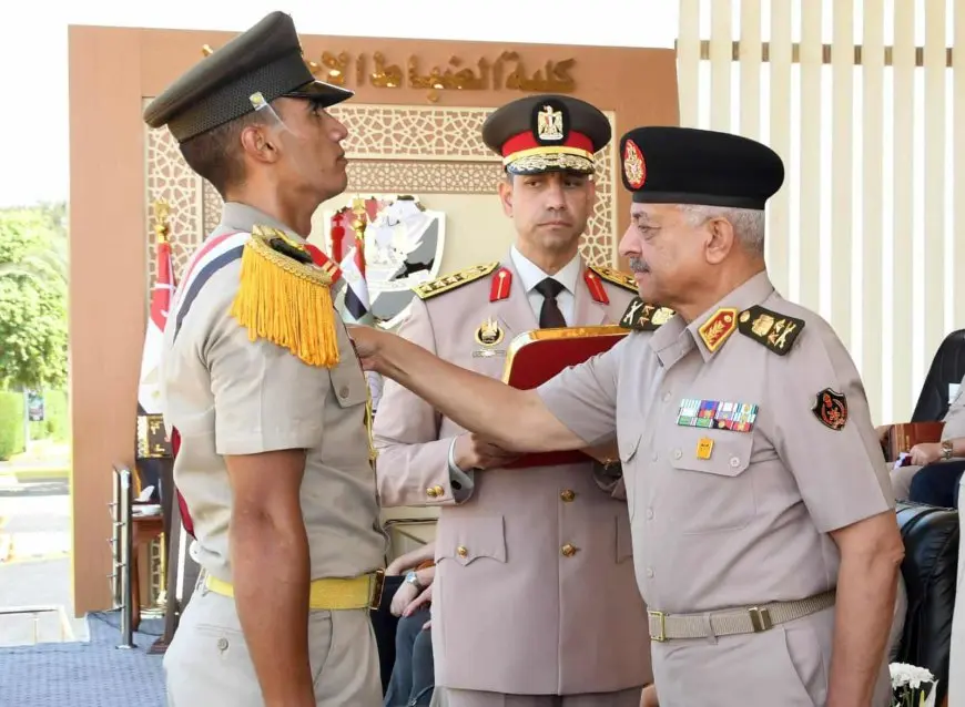 وزير الدفاع يشهد حفل تخرج الدفعة 168 من كلية الضباط الاحتياط