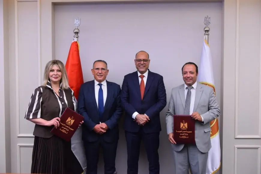 العمل والاتحاد المصري للغرف السياحية يبحثان تأهيل العمالة المسافرة للخارج من قائدي المركبات