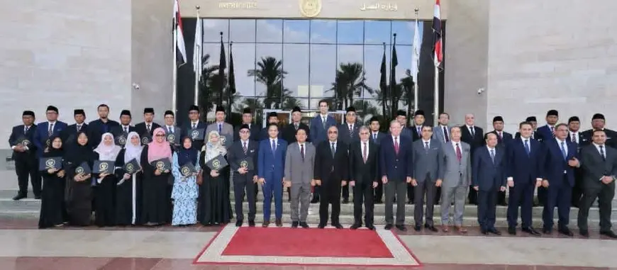 وزير العدل يكرم وفدا قضائيا ماليزيا بعد اجتيازه البرنامج التدريبي بمركز الدراسات القضائية