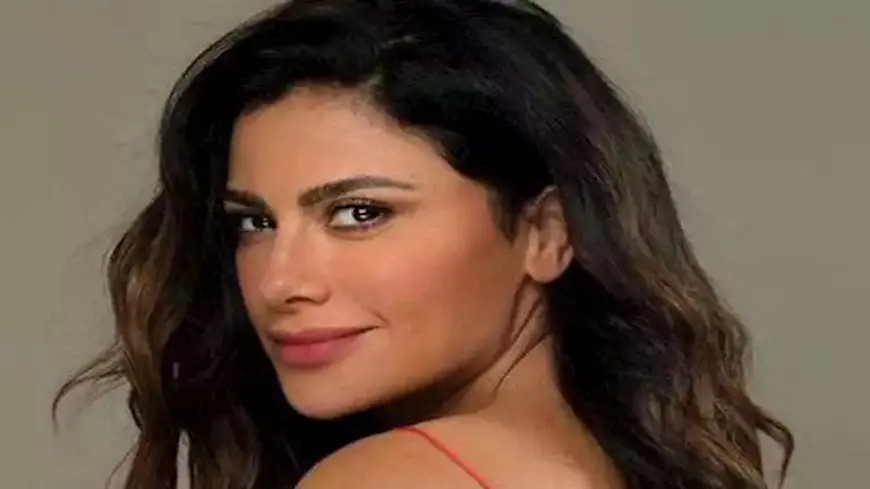 “فستان قصير”.. جلسة تصوير جريئة لـ صبا مبارك تخطف بها الأنظار