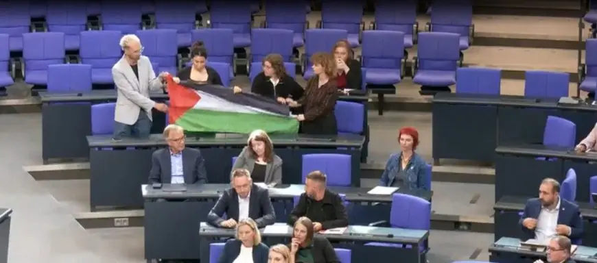 نواب ألمان يرفعون علم فلسطين خلال جلسة برلمانية