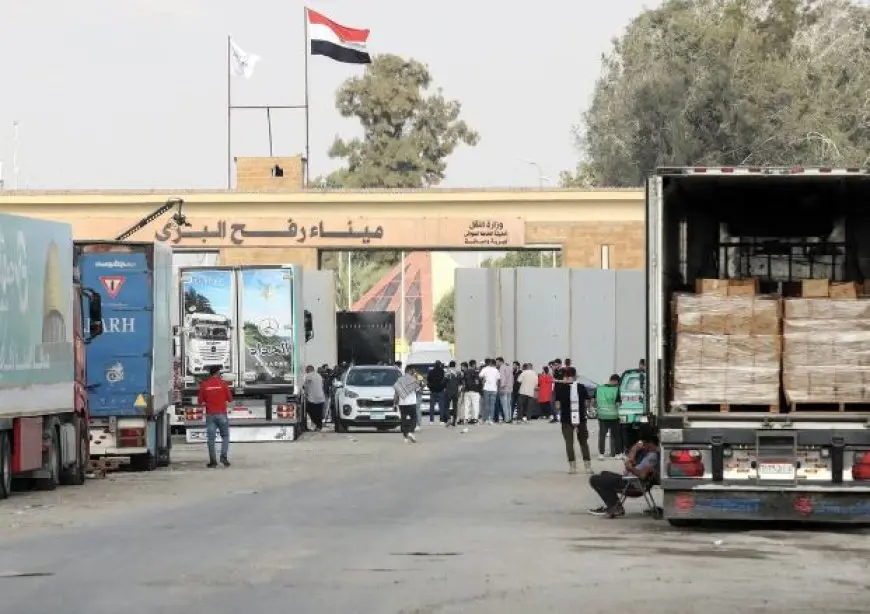 إكسترا نيوز: مئات الشاحنات تتحرك من مصر إلى غزة.. وتحركات مكثفة لتعويض توقف المساعدات