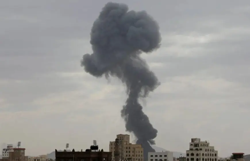 إسرائيل تقصف صنعاء: غارات جوية وبحرية تستهدف قيادات ومخازن حوثية بعد هجوم طائرة مسيرة على إيلات