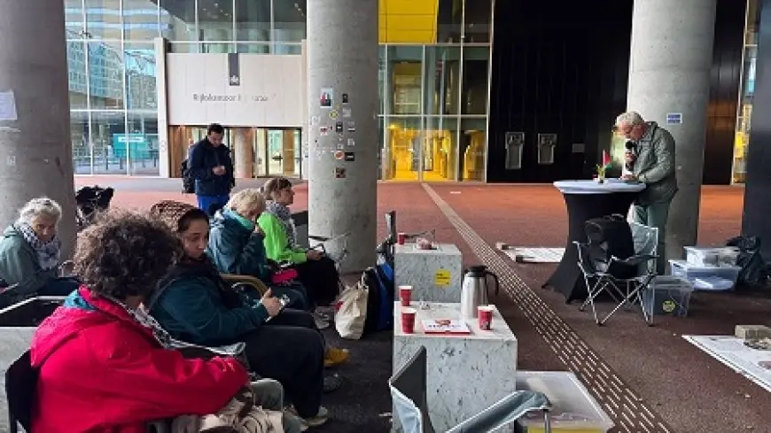 طوال 50 يوما.. ناشطون يتلون أمام الخارجية الهولندية أسماء ضحايا بغزة